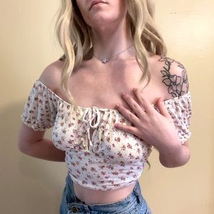 •soft material•off the shoulder•pink roses•tie detailing•